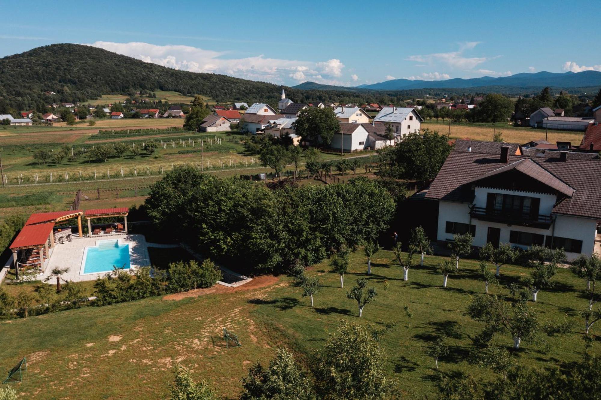 Apartamento Lika Story Josipdol Exterior foto